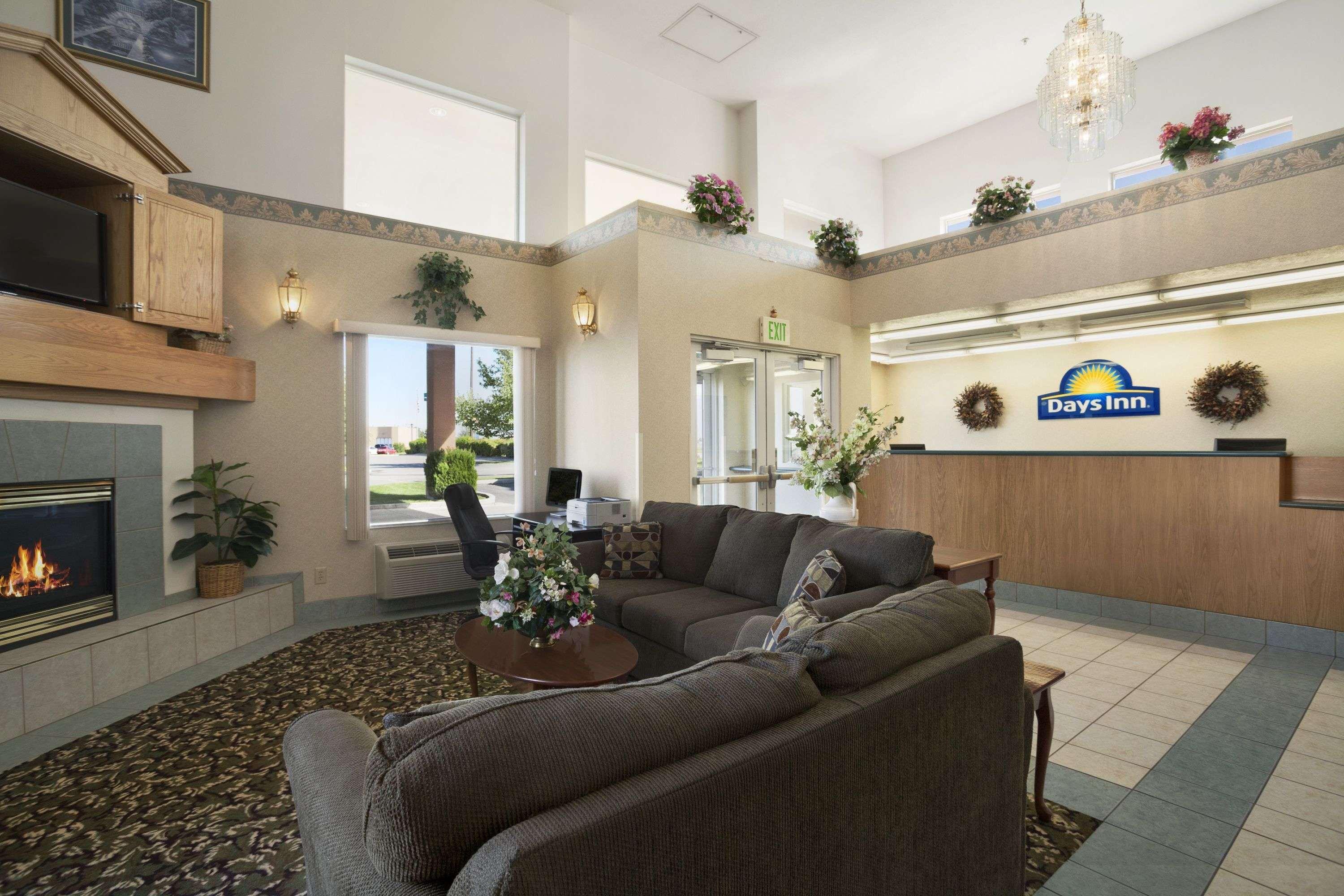 Days Inn By Wyndham Springville Exterior photo
